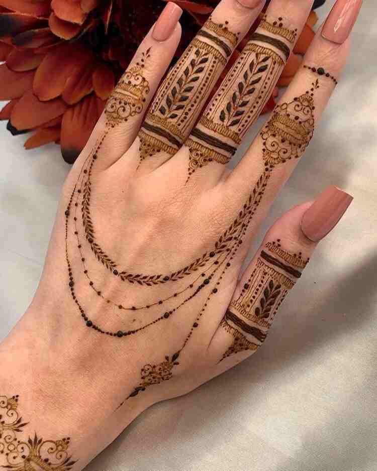 17. Modern Flair: Contemporary Henna Designs for Every Occasion